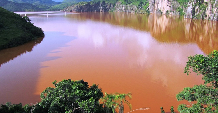 Hồ Nyos (Cameroon): Nyos là một hồ nước nổi tiếng ở Cameroon. Mặc dù khung cảnh xung quanh không có gì đặc sắc, sự nguy hiểm lại đến từ màu vàng đục do đáy hồ Nyos chứa lượng khổng lồ khí CO2. Ngày 21/8/1986, thảm họa hồ Nyos đã xảy ra khi một vụ sạt lở đã giải phóng một đám mây CO2 cao khoảng 100 m lan ra xung quanh vào lúc nửa đêm, giết chết hơn 1.700 người sống quanh hồ và 3.500 động vật. Sau thảm họa, hầu hết thị trấn và làng mạc trong khu vực này đều bị bỏ hoang. Ảnh: Advisor.Travel