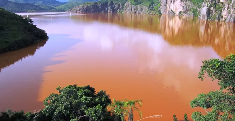 Hồ Nyos (Cameroon): Nyos là một hồ nước nổi tiếng ở Cameroon. Mặc dù khung cảnh xung quanh không có gì đặc sắc, sự nguy hiểm lại đến từ màu vàng đục do đáy hồ Nyos chứa lượng khổng lồ khí CO2. Ngày 21/8/1986, thảm họa hồ Nyos đã xảy ra khi một vụ sạt lở đã giải phóng một đám mây CO2 cao khoảng 100 m lan ra xung quanh vào lúc nửa đêm, giết chết hơn 1.700 người sống quanh hồ và 3.500 động vật. Sau thảm họa, hầu hết thị trấn và làng mạc trong khu vực này đều bị bỏ hoang. Ảnh: Advisor.Travel