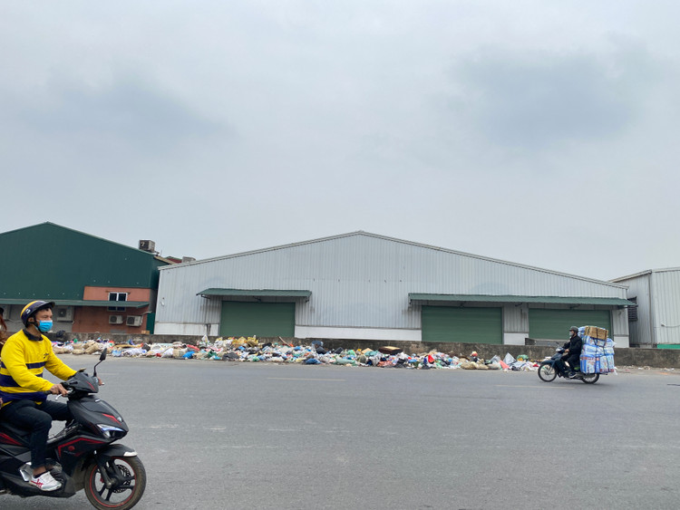 Theo ghi nhận của PV, nơi đổ rác này đã tồn tại từ khá lâu.