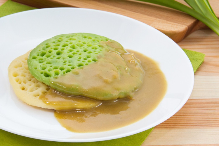 Serabi ( Indonesia) Những chiếc bánh crepe cỡ nhỏ, truyền thống của Indonesia này thường được chế biến bằng bột gạo và nước cốt dừa hoặc dừa nạo. Món bánh có các phiên bản ngọt và mặn, với nhiều topping khác nhau như đường, chuối, đậu phộng nghiền, mít, chocolate, oncom, thịt, xúc xích hoặc kem. Bánh crepe Serabi được tìm thấy trên khắp Java và gắn liền với các thành phố Bandung, Solo. Chúng thường đi kèm với syrup dâu tây, sầu riêng hoặc dừa, và chủ yếu được bán như một món ăn đường phố nhanh chóng, tiện lợi. Ảnh: Shutterstock.