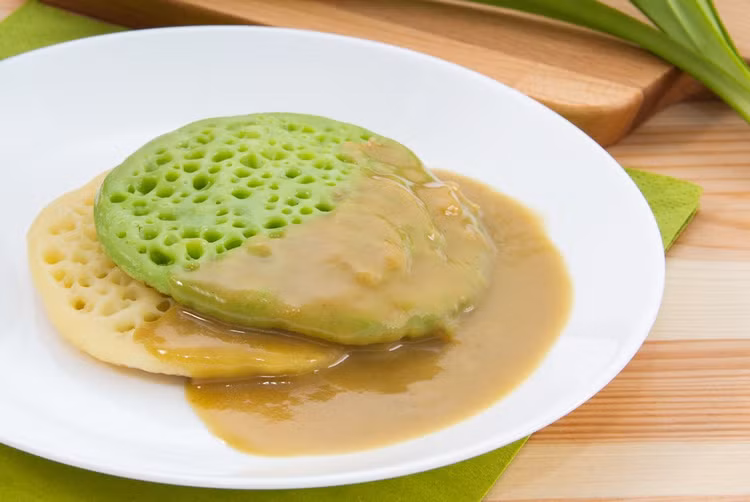 Serabi ( Indonesia) Những chiếc bánh crepe cỡ nhỏ, truyền thống của Indonesia này thường được chế biến bằng bột gạo và nước cốt dừa hoặc dừa nạo. Món bánh có các phiên bản ngọt và mặn, với nhiều topping khác nhau như đường, chuối, đậu phộng nghiền, mít, chocolate, oncom, thịt, xúc xích hoặc kem. Bánh crepe Serabi được tìm thấy trên khắp Java và gắn liền với các thành phố Bandung, Solo. Chúng thường đi kèm với syrup dâu tây, sầu riêng hoặc dừa, và chủ yếu được bán như một món ăn đường phố nhanh chóng, tiện lợi. Ảnh: Shutterstock.