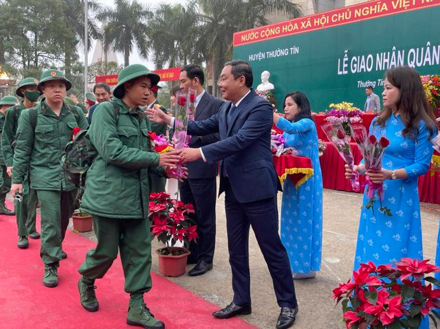 Phó Chủ tịch Thường trực UBND TP Hà Nội Lê Hồng Sơn cùng lãnh đạo huyện Thường Tín tặng hoa động viên tân binh lên đường nhập ngũ. Ảnh: Công Tâm.