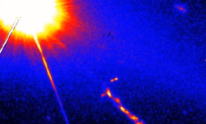 Chuẩn tinh 3C273 trong ảnh chụp từ kính viễn vọng không gian Hubble. Ảnh: NASA Chuẩn tinh 3C273 trong ảnh chụp từ kính viễn vọng không gian Hubble. Ảnh: NASA