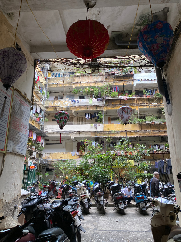 Khoảng sân kín xe.