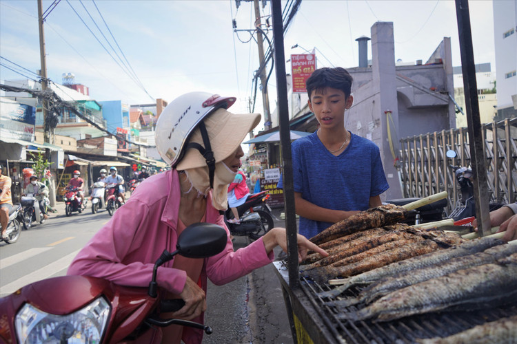 Vào ngày vía Thần Tài, phố cá lóc nướng sẽ đỏ lửa từ sáng sớm đến đêm để phục vụ nhu cầu tăng cao dịp này - Ảnh:laodong.vn.