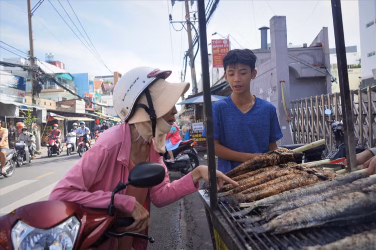 Vào ngày vía Thần Tài, phố cá lóc nướng sẽ đỏ lửa từ sáng sớm đến đêm để phục vụ nhu cầu tăng cao dịp này - Ảnh:laodong.vn.