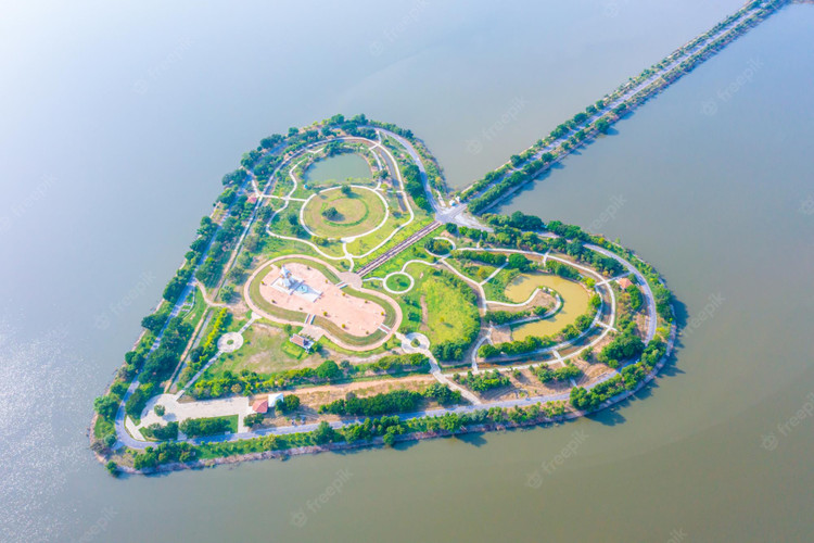 Điểm đặc biệt của hòn đảo Tung Talay Luang nằm ở chỗ nó là một hòn đảo nhân tạo, thuộc dự án tưới tiêu của cố Quốc vương Bhumibol Adulyadej sau những trận lũ lụt từ sông Yom kể từ năm 1995 trở về trước. Ngoài ra, hòn đảo này còn đại diện cho tình yêu và sự đoàn kết của người dân Sukhothai khi 843 ngôi làng đã tự nguyện hiến đất của họ để hoàn thành dự án này. Bạn có thể đến tham quan hòn đảo này từ tỉnh Sukhothai – nơi cách đảo khoảng 20 phút đi ô tô. Ảnh: Freepik