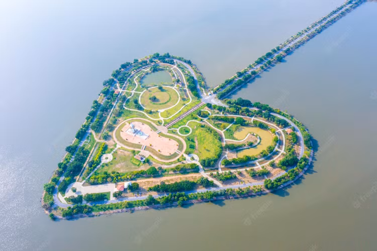 Điểm đặc biệt của hòn đảo Tung Talay Luang nằm ở chỗ nó là một hòn đảo nhân tạo, thuộc dự án tưới tiêu của cố Quốc vương Bhumibol Adulyadej sau những trận lũ lụt từ sông Yom kể từ năm 1995 trở về trước. Ngoài ra, hòn đảo này còn đại diện cho tình yêu và sự đoàn kết của người dân Sukhothai khi 843 ngôi làng đã tự nguyện hiến đất của họ để hoàn thành dự án này. Bạn có thể đến tham quan hòn đảo này từ tỉnh Sukhothai – nơi cách đảo khoảng 20 phút đi ô tô. Ảnh: Freepik