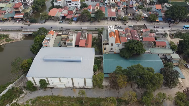 Thanh tra Sở Xây dựng Hà Nội cho rằng, trong số 2 công trình mà Công ty CDS cải tạo, sửa chữa thì công trình 1 tầng mái tôn diện tích khoảng 650m2, không phù hợp hiện trạng cũ. Thanh tra Sở Xây dựng Hà Nội cho rằng, trong số 2 công trình mà Công ty CDS cải tạo, sửa chữa thì công trình 1 tầng mái tôn diện tích khoảng 650m2, không phù hợp hiện trạng cũ.