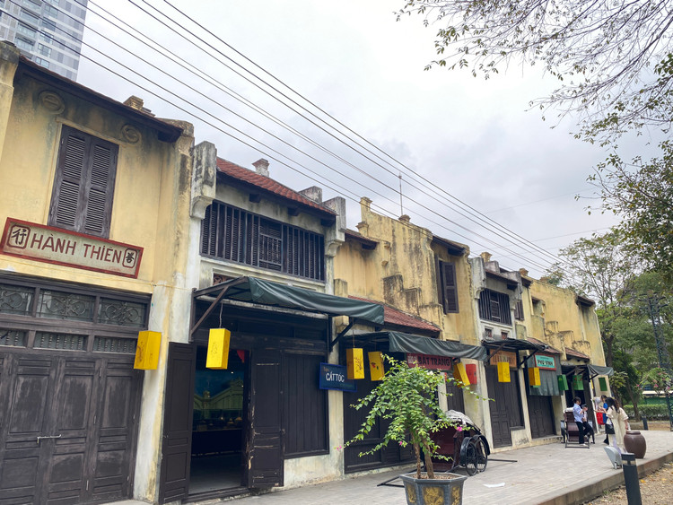 Khu nhà cổ được xây dựng theo phong cách những cửa hiệu của Hà Nội xưa.