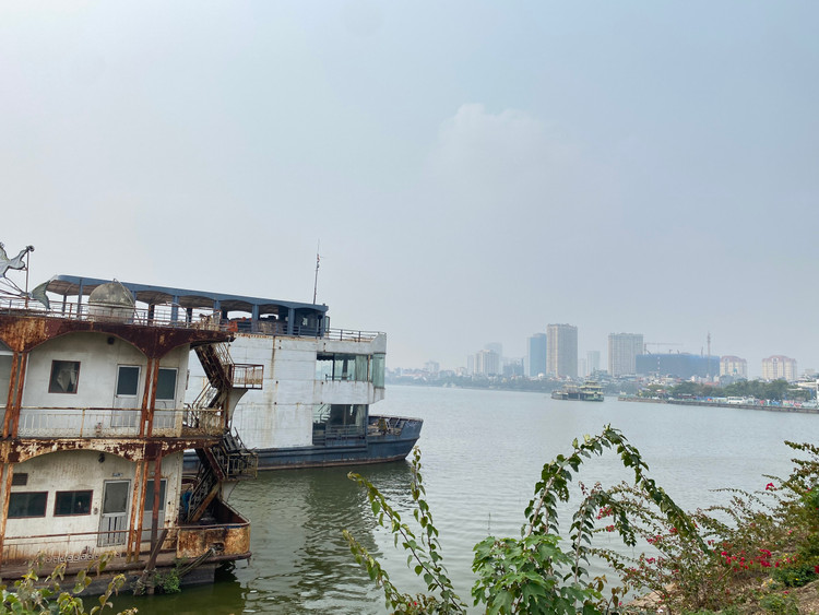 Theo ghi nhận của phóng viên, tại thời điểm tháng 3/2023 tại khu vực Đầm Bẩy (Hồ Tây) còn 3 du thuyền. Tất cả đều trong tình trạng xuống cấp trầm trọng, cũ nát, hoang tàn. Ảnh: T.Huy