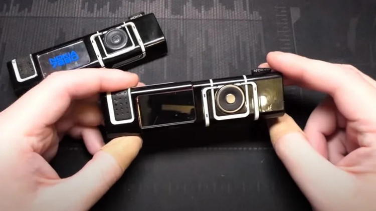 Công ty Nokia tại Phần Lan đã thiết kế dòng 7280 tương tự như một chiếc hộp đựng son môi, với màn hình có màu, khả năng kết nối Bluetooth, camera và kết nối Internet (Theo Mobile Tech Review). Chiếc điện thoại này cũng sở hữu tính năng khẩu lệnh do nó không được trang bị bàn phím. Mặc dù thiết bị nhỏ gọn này rất thời trang, nhưng nó không tồn tại được lâu vì mọi người có xu hướng ưa chuộng những dòng điện thoại hoạt động tốt hơn là những chiếc chỉ có vẻ ngoài đẹp.