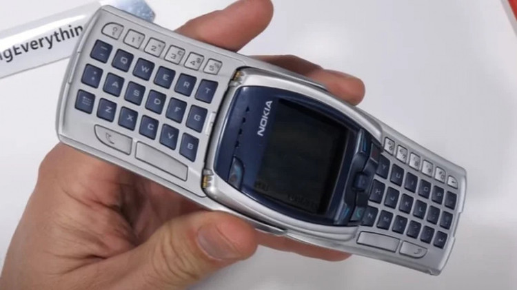 Được phát hành vào khoảng năm 2004, thoạt nhìn Nokia 6810 giống như hầu hết các điện thoại khác vào thời điểm đó. Nó sở hữu màn hình đơn sắc và bàn phím điển hình với các nút mềm để điều hướng menu. Tuy nhiên, điều đặc biệt nằm ở phần bàn phím qwerty đầy đủ được ẩn bên dưới, cho phép người dùng sử dụng bố cục bàn phím quen thuộc để viết tin nhắn nhanh chóng mà không gặp rắc rối khi sử dụng văn bản T9. Mobile-Review cho biết, vào thời điểm đó, giá của một chiếc Nokia 6810 khá cao, lên đến gần 500 USD (khoảng 11,8 triệu đồng).