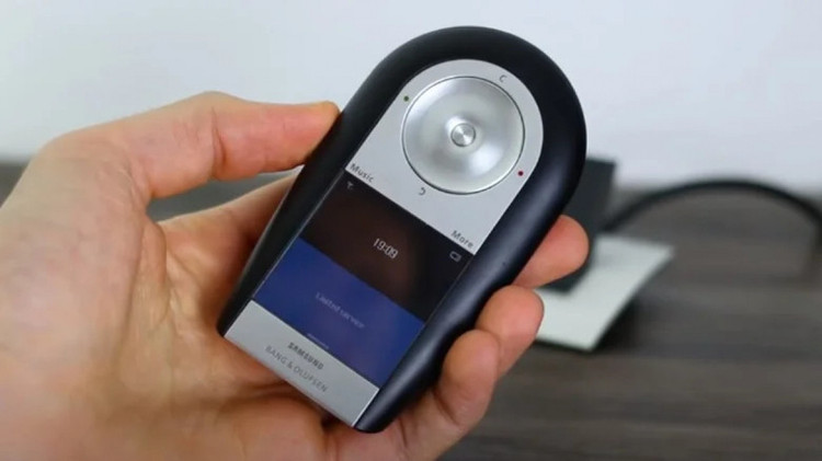 Nhà sản xuất các thiết bị âm thanh cao cấp, Bang &amp; Olufsen tại Đan Mạch, đã hợp tác với Samsung để phát hành một chiếc điện thoại di động hỗ trợ âm thanh chất lượng cao, Serentata. Chiếc điện thoại này không có bàn phím và tất cả các chức năng được xử lý bằng một bánh xe điều khiển cùng một vài nút cảm ứng. Giá khởi điểm của một chiếc Bang &amp; Olufsen Serenata rơi vào 1.000 GBP (khoảng 28,6 triệu đồng), một mức giá khá cao trong thời điểm đó.