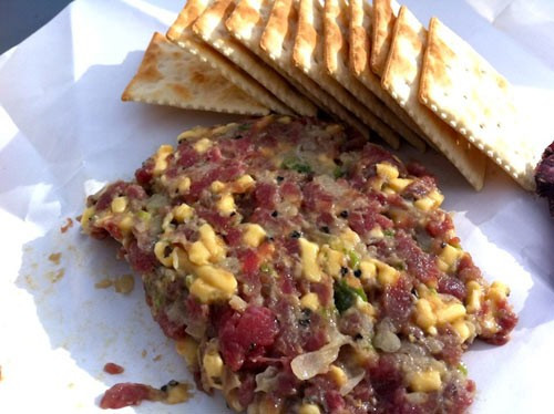 Parisa là món ăn kết hợp thịt bò sống (loại bò rừng bizon) hoặc thịt nai, trộn với phô mai, hành tây băm nhỏ và một số loại hạt tiêu. Món ăn được tìm thấy trong cộng đồng người Alsatian đã định cư tại đây từ năm 1800. Ảnh: internet.