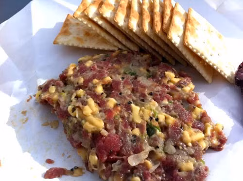 Parisa là món ăn kết hợp thịt bò sống (loại bò rừng bizon) hoặc thịt nai, trộn với phô mai, hành tây băm nhỏ và một số loại hạt tiêu. Món ăn được tìm thấy trong cộng đồng người Alsatian đã định cư tại đây từ năm 1800. Ảnh: internet.