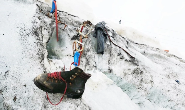 Đồ đạc của nhà leo núi người Đức mất tích 37 năm trước phát lộ gần sông băng trên dãy Matterhorn. Ảnh: CNN