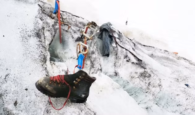 Đồ đạc của nhà leo núi người Đức mất tích 37 năm trước phát lộ gần sông băng trên dãy Matterhorn. Ảnh: CNN