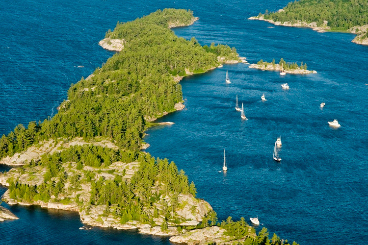 Hồ Huron (59.600 km2) được bao bọc phía tây là bang Michigan (Mỹ) và bang Ontario (Canada) ở phía bắc và phía đông. Hồ rộng 295 km, sâu 229 m và dài 331 km. Tại hồ Huron, một số hoạt động kinh tế chủ yếu bao gồm đánh cá và đốn gỗ. Du lịch tại đây cũng phát triển với rất nhiều khu nghỉ dưỡng dọc theo bờ hồ. Ảnh: Teresa Brown.