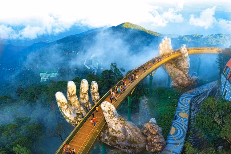 Cầu Vàng - Đà Nẵng là điểm đến mơ ước của nhiều du khách.