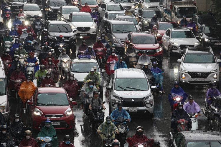 Mưa lớn ảnh hưởng lớn đến việc di chuyển của người dân.