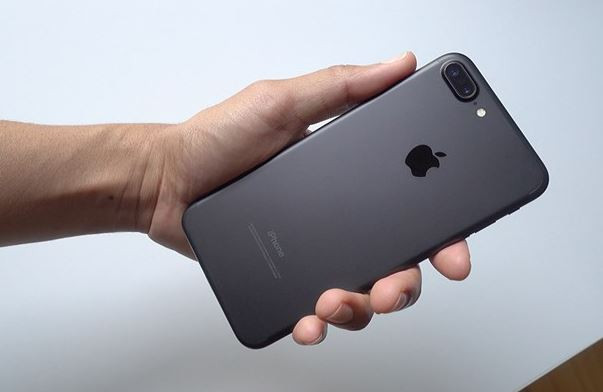 iPhone 7 Series là mẫu smartphone đầu tiên của Apple có màu sơn đen nhám - Hình minh họa (Ảnh: 9To5Mac)