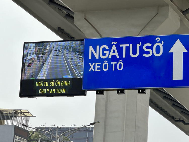 Hình ảnh khá rõ nét trong điều kiện trời nắng cũng giúp các tài xế có thể quan sát rõ tình trạng trước khi quyết định có lộ trình đi phù hợp với tình hình giao thông tại khung đường.