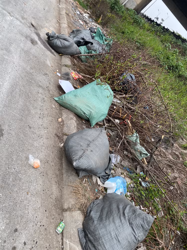 Rác thải bừa bãi tại phần chân cầu Vĩnh Tuy.