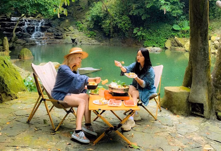 Khu du lịch sinh thái Thiên Sơn - Suối Ngà cách Hà Nội 60 km đi về hướng Tây, nằm ở phía đông dãy núi Ba Vì, nơi mà nhân dân thường gọi là núi Tản Viên. Khu du lịch này gồm 3 khu: Hạ Sơn chân núi, Trung Sơn ở lưng chừng và Ngọa Sơn ở đỉnh núi - nơi bắt đầu của ngọn thác Cổng Trời nổi tiếng. Ảnh: internet.