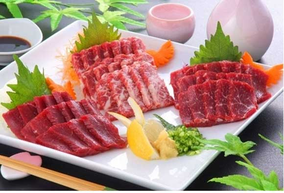 Là một món sashimi phổ biến rộng rãi và được coi là món ngon độc đáo của Nhật Bản. Thành phần chính của basashi là những lát thịt ngựa sống mỏng. Thịt ngựa thường nạc hơn các loại khác, có vị hơi ngọt, có màu hồng đến đỏ sẫm. Theo truyền thống, ba phần thịt khác nhau được sử dụng để chế biến basashi. Ảnh: Shutterstock.