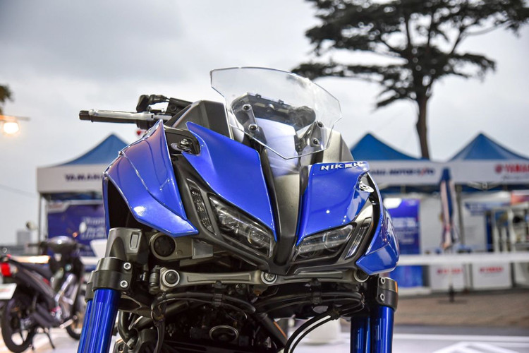 Đầu xe tạo điểm nhấn với thiết kế mạnh mẽ, cụm đèn pha đôi sắc nhọn, sử dụng bóng project. Kết cấu cơ khí phía trước để lộ, mang đến cảm giác chắc khỏe.