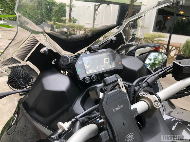 Yamaha Niken sử dụng một màn hình điện tử hiển thị tốc độ và thông số của xe. Hai bên tay lái tích hợp các phím bấm như đề nổ, đèn pha/cos và đặc biệt là có ga tự động (Cruise Control) - Ảnh:thanhnien