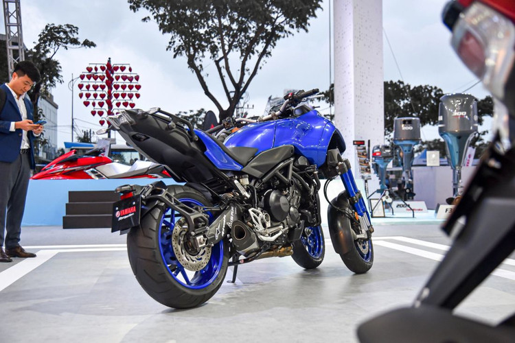 Xe sở hữu động cơ 3 xi-lanh thẳng hàng DOHC làm mát bằng chất lỏng, dung tích 849 cc thừa hưởng từ mẫu xe anh em Yamaha MT-09. Động cơ này sản sinh công suất tối đa 115 mã lực tại 10.000 vòng/phút và mô-men xoắn cực đại 87,5 Nm tại 8.500 vòng/phút - Ảnh:cafeauto