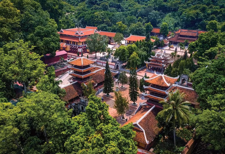 Du khách tới đây không chỉ được cầu an, vãn cảnh chùa mà còn để thưởng thức phong cảnh đẹp không nơi nào có được. Phong cảnh nơi đây tựa như một bức tranh thủy mặc.