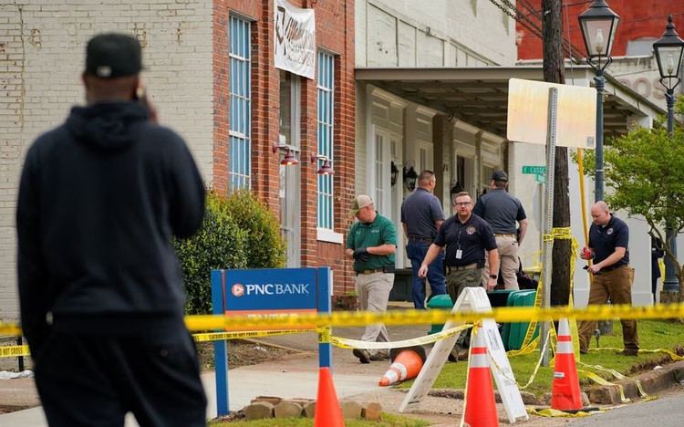 Tòa nhà, nơi xảy ra vụ xả súng, được cảnh sát Mỹ phong tỏa để điều tra. Ảnh: Reuters