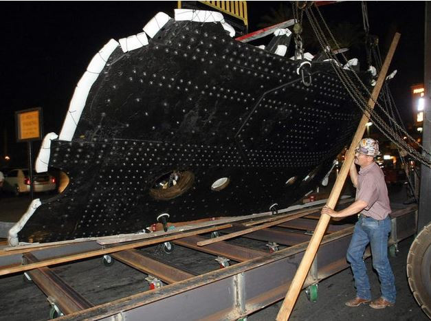 Mảnh thân tàu Titanic được trục vớt và trưng bày tại một khách sạn ở Las Vegas. Ảnh: Insider