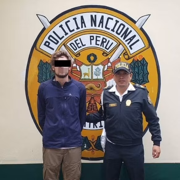 Cảnh sát Peru bắt giữ du khách vi phạm tại di tích Machu Picchu. Ảnh: PoliciaPeru/Twitter.