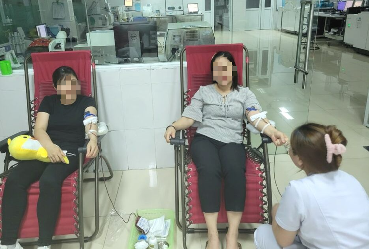 Các tình nguyện viên có nhóm máu máu cực hiếm B/RH(-) nhanh chóng có mặt tại Bệnh viện Sản nhi Quảng Ninh để hiến máu cứu sản phụ. Ảnh: sức khỏe đời sống Các tình nguyện viên có nhóm máu máu cực hiếm B/RH(-) nhanh chóng có mặt tại Bệnh viện Sản nhi Quảng Ninh để hiến máu cứu sản phụ. Ảnh: sức khỏe đời sống