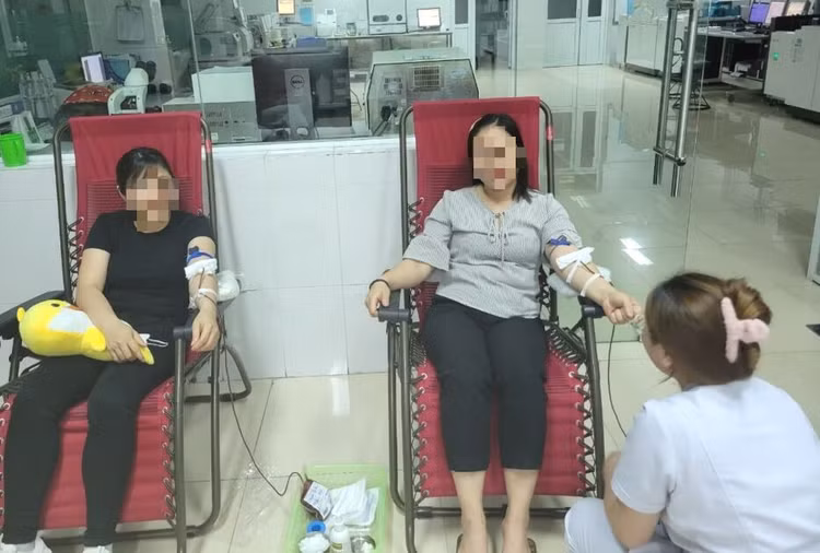 Các tình nguyện viên có nhóm máu máu cực hiếm B/RH(-) nhanh chóng có mặt tại Bệnh viện Sản nhi Quảng Ninh để hiến máu cứu sản phụ. Ảnh: sức khỏe đời sống