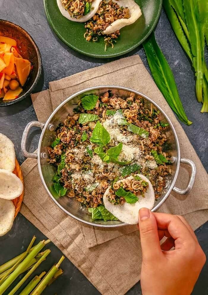 Món Lạp được xem như &quot;linh hồn&quot; của mâm cơm đầu năm, bởi Lạp có ý nghĩa là phúc lộc dồi dào và may mắn trong tiếng Lào. Món ăn này gồm thịt gà hoặc thịt bò băm nhỏ rồi trộn với nhiều loại rau mùi, nước cốt chanh và thính nếp rang vàng, ăn kèm với cơm nếp dẻo. Người Lào cũng nấu món Lạp để đem đi biếu tặng thay lời chúc đầu năm mới và mong ước tài lộc đến với người thân. Họ quan niệm nếu Lạp không ngon tức là cả năm đó họ sẽ gặp điều không may.