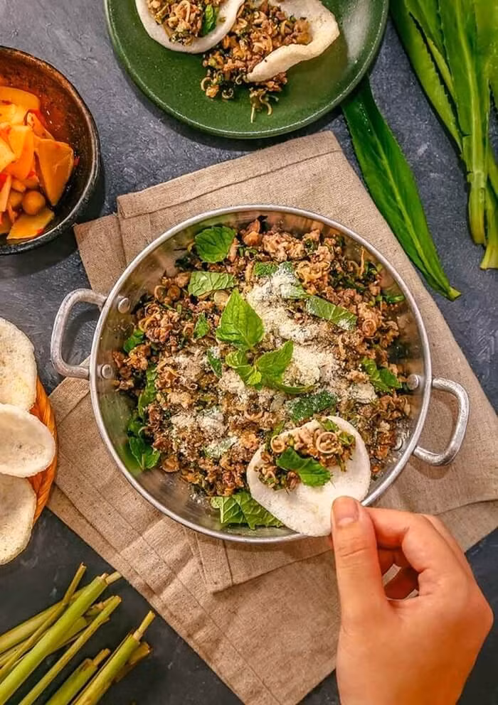 Món Lạp được xem như "linh hồn" của mâm cơm đầu năm, bởi Lạp có ý nghĩa là phúc lộc dồi dào và may mắn trong tiếng Lào. Món ăn này gồm thịt gà hoặc thịt bò băm nhỏ rồi trộn với nhiều loại rau mùi, nước cốt chanh và thính nếp rang vàng, ăn kèm với cơm nếp dẻo. Người Lào cũng nấu món Lạp để đem đi biếu tặng thay lời chúc đầu năm mới và mong ước tài lộc đến với người thân. Họ quan niệm nếu Lạp không ngon tức là cả năm đó họ sẽ gặp điều không may.