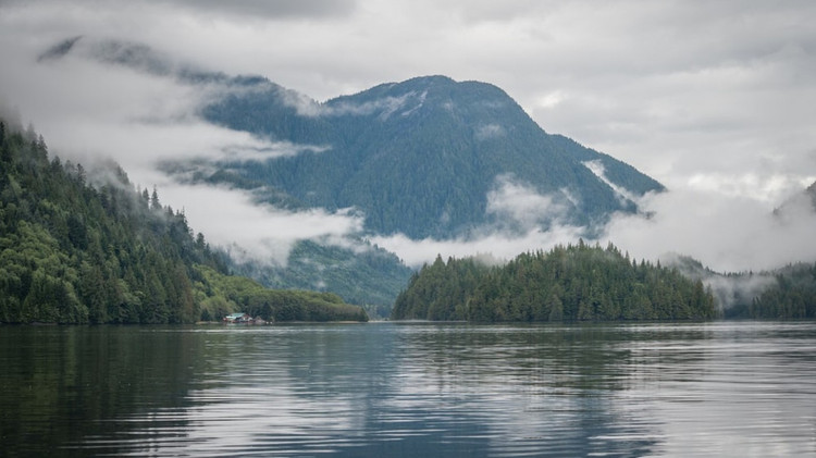 Hồ Great Bear - Canada rộng (31.153 km2) là hồ nước ngọt lớn nhất nằm hoàn toàn trong biên giới Canada và lớn thứ tư ở Bắc Mỹ. Chiều sâu tối đa của hồ là 446 m còn độ sâu trung bình là 71,7 m. Bờ hồ dài tổng cộng 2.719 km. Hồ Great Bear bị băng bao phủ hoàn toàn từ cuối tháng 11 đến tháng 7. Đây cũng là hồ trong lành và hoang sơ nhất trên thế giới. Cộng đồng dân cư duy nhất ở khu vực này là người Deline, cư ngụ ở cuối bờ phía tây nam. Ảnh: internet.