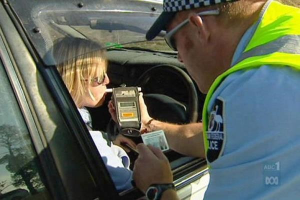 Kiểm tra nồng độ cồn của lái xe - Ảnh: abc.net.au