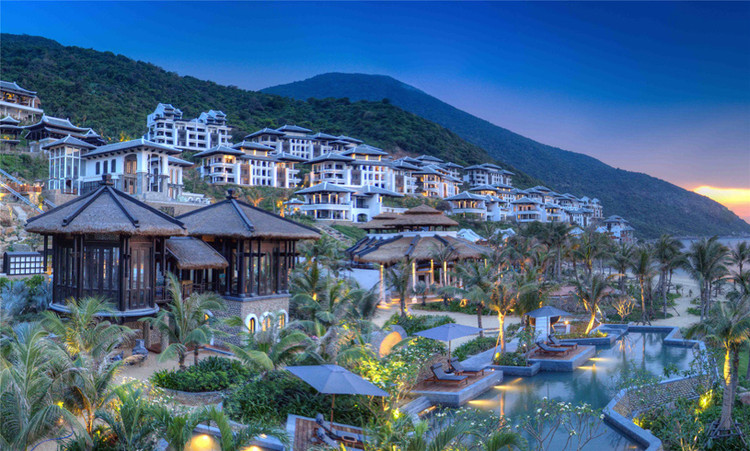 InterContinental Danang Sun Peninsula Resort (Đà Nẵng) nằm trên bán đảo Sơn Trà, được đánh giá là một trong những điểm nghỉ dưỡng cao cấp bậc nhất trên địa bàn thành phố. Lối kiến trúc kết hợp giữa sự xa hoa và nét truyền thống là điểm nhấn của điểm lưu trú này. Ngoài ra, resort này còn được nhiều khách hàng đánh giá là mang lại những trải nghiệm thú vị, gần gũi với thiên nhiên. Ảnh: InterContinental Danang Sun Peninsula Resort.
