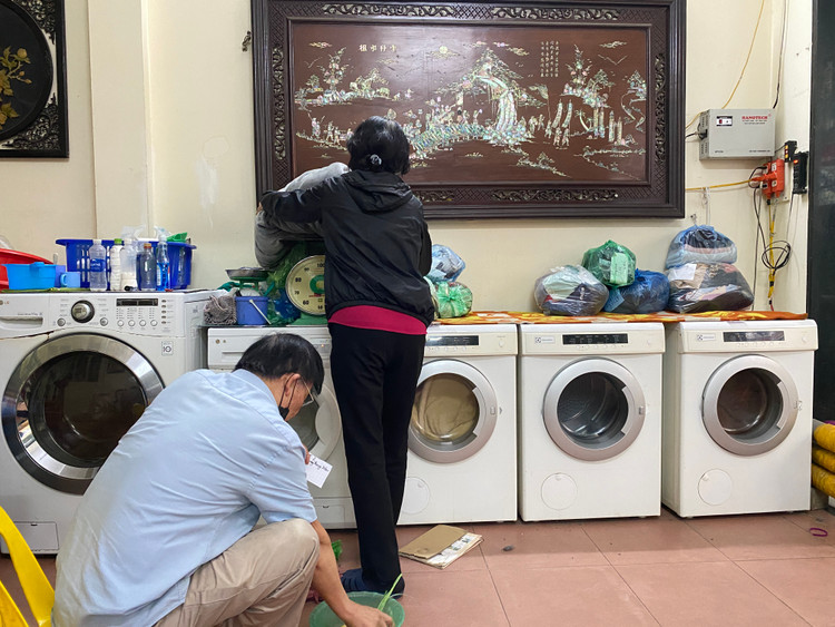 Mặc dù số lượng quần áo lớn trong những ngày này nhưng bác Nhung vẫn không tăng giá.