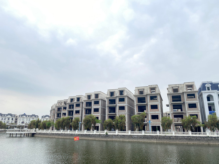 Do có nhiều vấn đề nảy sinh đến nay không ít ngôi biệt thự trong khu đô thị này vẫn vắng bóng người.