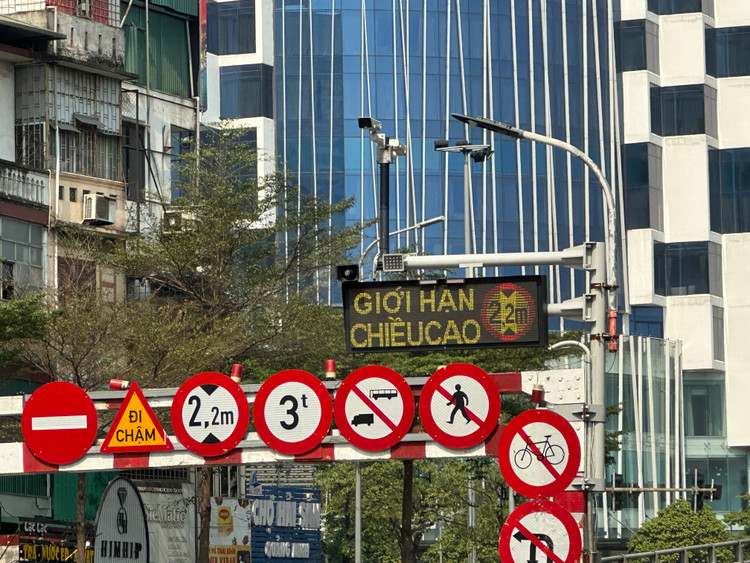 Bên cạnh các biển báo giao thông truyền thống, thí điểm lắp đặt các biển cảnh báo điện tử thông minh trên cầu.