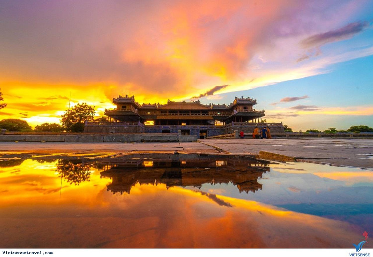 Du khách đến Huế được khám phá các di tích, lăng tẩm của triều đại cuối cùng ở Việt Nam. Ngoài ra, bạn còn có dịp hòa mình vào không gian tâm linh trong những ngôi chùa cổ kính, dạo bước giữa khung cảnh lãng mạn bên dòng sông Hương hay tận hưởng sự tinh tế của ẩm thực. Đây cũng là vùng đất lý tưởng để bạn khám phá bản thân và cân bằng cuộc sống. Ảnh: vietsensetravel.