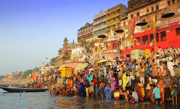Varanasi thuộc bang Uttar Pradesh, được biết đến là trung tâm suốt hàng nghìn năm của Hindu giáo. Nằm bên dòng sông Hằng huyền thoại, thành phố hiện lên với vẻ đẹp lộng lẫy và thân thiện. Nét đặc trưng nơi đây là cảnh người hành hương rửa tội, cầu nguyện mỗi sáng sớm. Có những người đưa người quá cố đến đây để thực hiện buổi tiễn đưa cuối cùng ở một nơi linh thiêng, trong khi những người khác tin rằng ngâm mình trong sông Hằng sẽ giải phóng họ khỏi tất cả mọi tội lỗi của trần thế. Ảnh: internet. Varanasi thuộc bang Uttar Pradesh, được biết đến là trung tâm suốt hàng nghìn năm của Hindu giáo. Nằm bên dòng sông Hằng huyền thoại, thành phố hiện lên với vẻ đẹp lộng lẫy và thân thiện. Nét đặc trưng nơi đây là cảnh người hành hương rửa tội, cầu nguyện mỗi sáng sớm. Có những người đưa người quá cố đến đây để thực hiện buổi tiễn đưa cuối cùng ở một nơi linh thiêng, trong khi những người khác tin rằng ngâm mình trong sông Hằng sẽ giải phóng họ khỏi tất cả mọi tội lỗi của trần thế. Ảnh: internet.