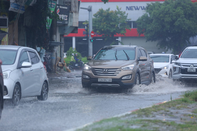 Nhiều tuyến phố ở các quận Hà Đông, Cầu Giấy, Thanh Xuân... ngập sâu trong &quot;biển nước&quot;.